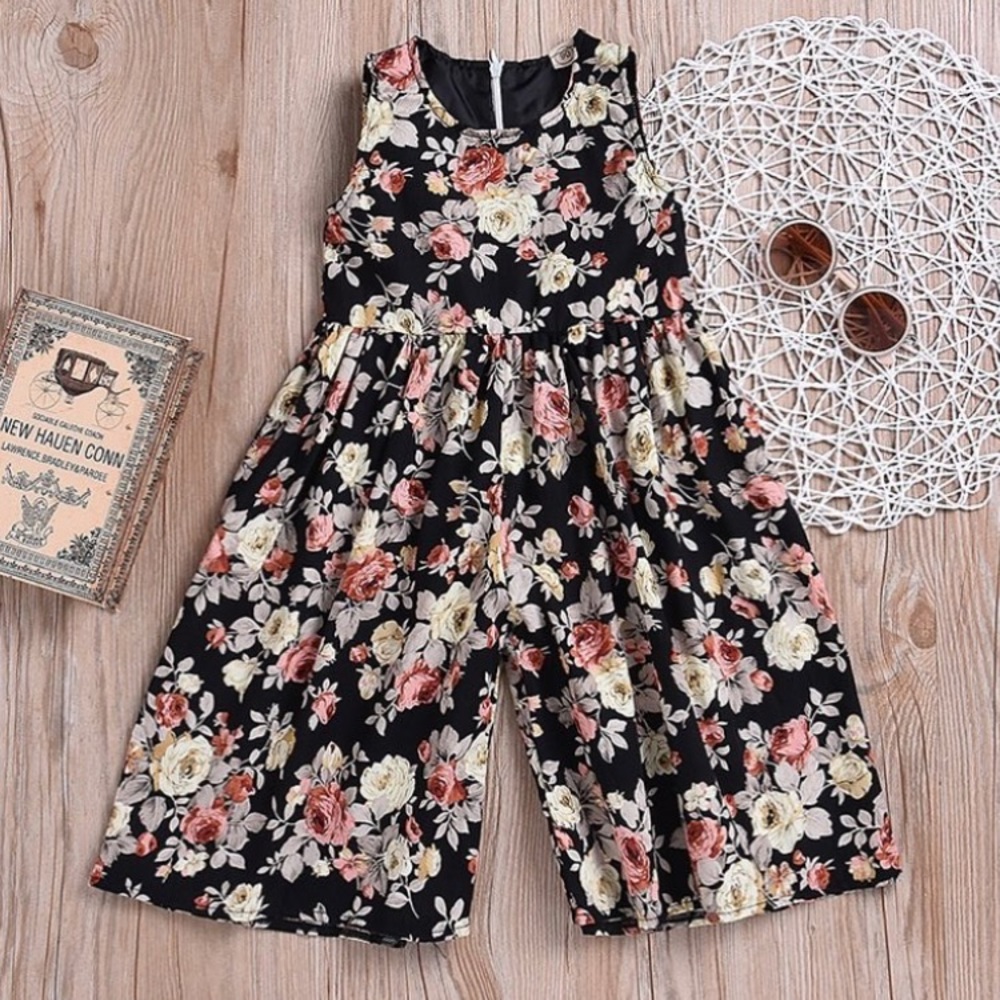 SOLD
NWT! Kids super cute floral jumpsuit. Great for Fall Pictures!